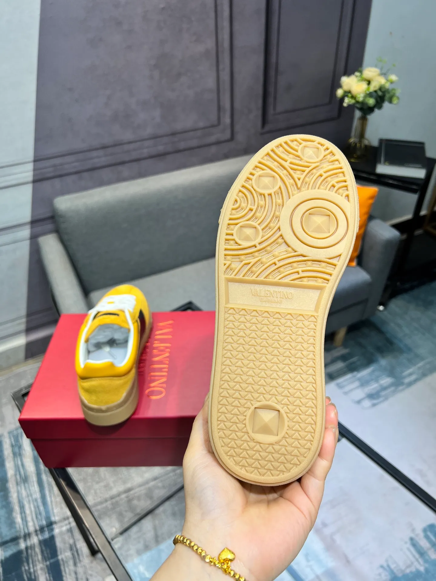 Men's shoes 💰620 👉🌹🌹VALENTINO counter synchronized new low-top casual sports shoes 👍Professional and high-end, perfect replica, first-class quality! 👍All made of original 1:1 materials, exclusive mold opening! 👍High mercerized cowhide fabric 👍TPU outsole, comfortable and wear-resistant, brand injection insole, 👍Full set of high-end counter packaging 👍All details are customized with 1:1 mold, striving for perfection! 👍Couple style female 35-41, male 38-46 (female 41, male 45 46 customized)